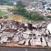 Estrutura de ginásio destruída por vendaval no Paraná, destacando os danos causados por eventos climáticos severos.