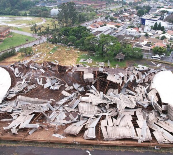 Estrutura de ginásio destruída por vendaval no Paraná, destacando os danos causados por eventos climáticos severos.